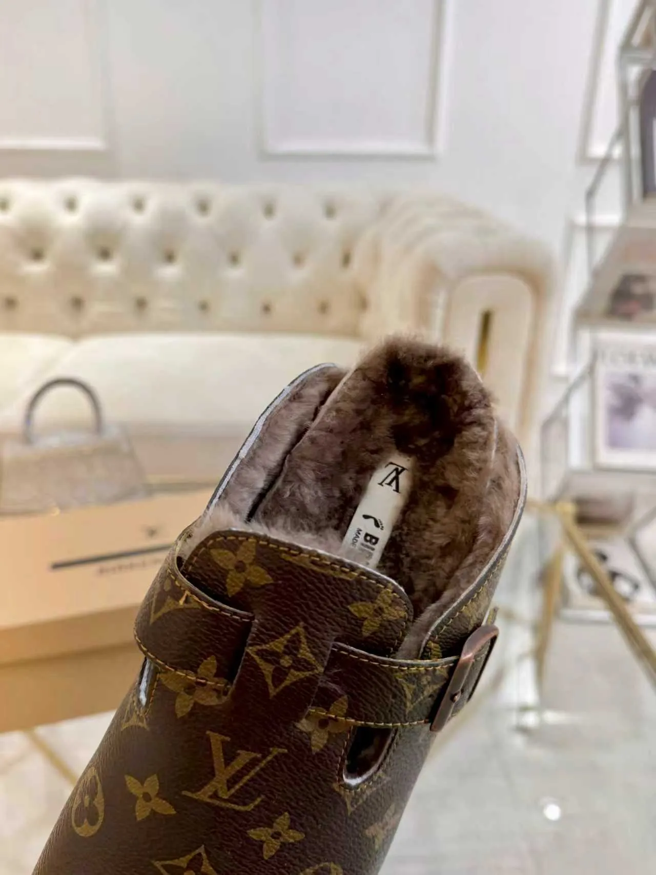 p600🐮🐮 LV wool slippers for couples｜Even the toes exude a sense of luxury ✨ For this pair of LV classic Birkenstock slippers, we have achieved the ultimate restoration of the "higher version", with the mark of luxury in every detail. 👫 ▫️ Original jacquard with delicate cowhide leather, retro texture is at your fingertips; ▫️ 100% pure wool lining, wearing barefoot is like stepping on clouds, skin-friendly, breathable and not sweaty; ▫️ Three-dimensional toe cap + non-slip rubber sole, safe and secure when walking in the wind. The belt buckle and presbyopia elements are embellished, revealing the aura of a big-name brand in a low-key manner. Whether it is on a date or out on the street, every step is like walking in the middle of a show. Pair it with jeans for a lazy and casual look; with a coat and skirt, it will look elegant. With one pair of shoes, you can easily switch between multiple styles, and you never have to be deliberate about the sense of luxury. #LVcouples #high-endwear #lightluxurylife #quality recommendation Fabric: classic presbyopia/imported sheepskin/classic jacquard fabric Lining: imported wool lining Sole: original rubber sole Size: Female 35-41 Male 38-46